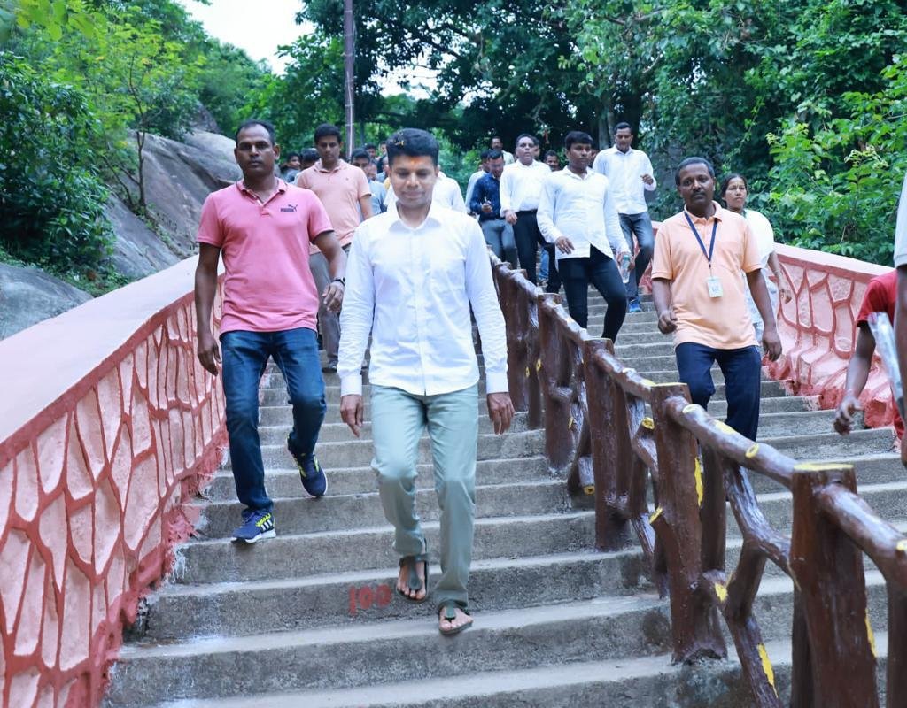 CMO_Odisha's tweet photo. ଝଲସିବ ବାଲେଶ୍ବରର ପ୍ରସିଦ୍ଧ ଶୈବପୀଠ ପଞ୍ଚଲିଙ୍ଗେଶ୍ବର ମନ୍ଦିର। ଶ୍ରଦ୍ଧାଳୁଙ୍କ ସୁବିଧା ପାଇଁ ମନ୍ଦିରର ଉନ୍ନତିକରଣ, ପାରିପାର୍ଶ୍ବିକ ବିକାଶ ଓ ସୌନ୍ଦର୍ଯ୍ୟକରଣ କରାଯିବ। #5T ଉପକ୍ରମରେ ସମଗ୍ର ପୀଠର  ରୂପାନ୍ତର ହେବ। ଏଥିପାଇଁ ମୁଖ୍ୟମନ୍ତ୍ରୀ ଶ୍ରୀ @Naveen_Odisha ₹୧୫.୫୮ କୋଟି ମଞ୍ଜୁର କରିଛନ୍ତି। #Odisha   

ମନ୍ଦିରର ରୂପାନ୍ତର ପାଇଁ ହୋଇଥିବା ମାଷ୍ଟରପ୍ଲାନ ଅନୁଯାୟୀ ସମ୍ପୂର୍ଣ୍ଣ ପ୍ରକଳ୍ପକୁ ୪ଟି ଜୋନ୍‌ରେ ବିଭକ୍ତ କରାଯାଇ ବିକଶିତ କରାଯିବ। ଏହି ୪ଟି ଜୋନ୍‌ ହେଉଛି - ବଡମ୍ବା ମନ୍ଦିର, ପଞ୍ଚଲିଙ୍ଗେଶ୍ବର ମନ୍ଦିର ଓ ଜଳପ୍ରପାତ ଅଞ୍ଚଳ, ସପିଂ କମ୍ପ୍ଲେକ୍ସ ଓ ପାର୍କ ଏବଂ ପାନ୍ଥଶାଳା ଅଞ୍ଚଳ। #Odisha   

ଜୋନ୍‌-୧ ବଡମ୍ବା ମନ୍ଦିରରେ ଭକ୍ତମାନଙ୍କ ସୁବିଧା ପାଇଁ ପଥର ପାହାଚ, ବେଞ୍ଚ, ୱାଚ ଟାୱାର, ବସିବା ସ୍ଥାନ ଆଦି ବିକଶିତ କରାଯିବ। ଜୋନ୍‌-୨ରେ ପଞ୍ଚଲିଙ୍ଗେଶ୍ବର ମନ୍ଦିର ଓ ଜଳପ୍ରପାତ ଅଞ୍ଚଳର ବିକାଶ ହେବ। ଏଥିସହ ଗୁମ୍ଫା ଓ ଯଜ୍ଞ ମଣ୍ଡପକୁ ପ୍ରବେଶ ପଥ ନିର୍ମାଣ ଏବଂ ପୂଜାର୍ଚ୍ଚନା ସ୍ଥାନର ପରିବର୍ଦ୍ଧନ କରାଯାଇ ସୌନ୍ଦର୍ଯ୍ୟକରଣ କରାଯିବ।  

ଜୋନ୍‌-୩ ରେ ସପିଂ କମ୍ପ୍ଲେକ୍ସ ନିର୍ମାଣ ସହ ଭକ୍ତ ଓ ପର୍ଯ୍ୟଟକମାନଙ୍କ ପାଇଁ ପାର୍କ ଓ ଅନ୍ୟାନ୍ୟ ସୁବିଧାର ବିକାଶ କରାଯିବ। ପର୍ଯ୍ୟଟକଙ୍କ ପାଇଁ  ଜୋନ୍‌-୪ ପାନ୍ଥଶାଳା ଅଞ୍ଚଳରେ ପାର୍କିଂ ତଥା ପିକ୍‌ନିକ୍‌ ପାଇଁ ପିଣ୍ଡିର ବ୍ୟବସ୍ଥା ରହିବ। ଏଠାରେ ଫୁଡକୋର୍ଟ, ଜଳକ୍ରୀଡ଼ା ଓ ପିଲାମାନଙ୍କ ଖେଳ ପାଇଁ ସୁବିଧା କରାଯିବ।