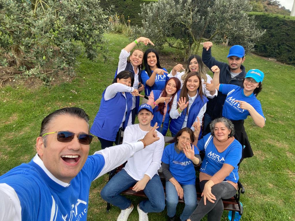 soyferherrera's tweet photo. En #Suba estamos muy felices de poder compartir y apoyar, a dos grandes líderes del @PartidoMIRA 💙💙 🖐🏼🖐🏼

@Fapuentess Concejo MIRA 5 
@soydanileon JAL Suba MIRA 85 https://t.co/b0xOO3eqmG
