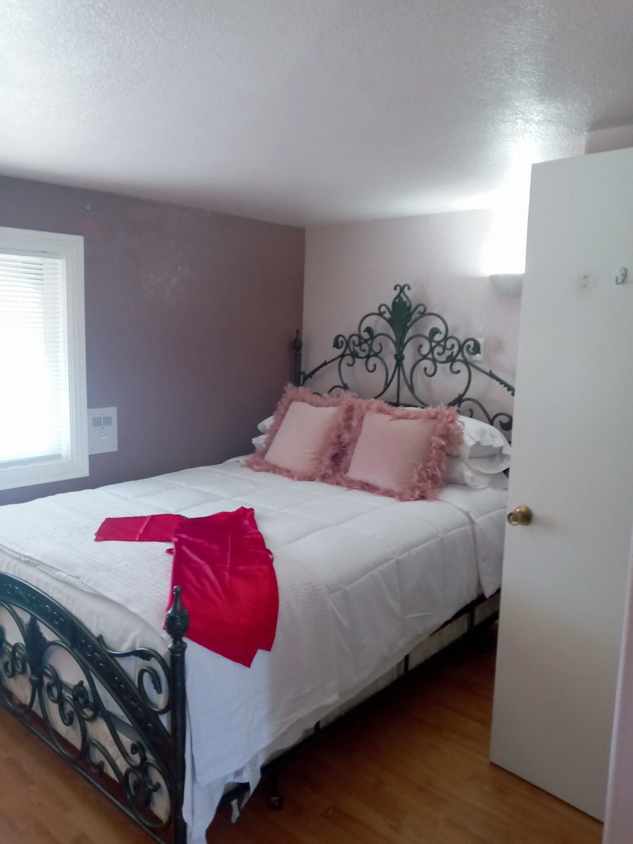 MBlingwall's tweet photo. My new room is missing a couple things...fresh flowers, and YOU. 💋 
Offering lots of Grand re-opening specials this month, come find out what's good. 
#GFE #PSE #couples #virgin #switch #outdate #overnight #lover #cherry 
@LoveRanchNorth https://t.co/OgYsVPZjIj