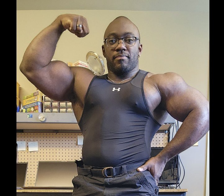 IG_gunshow's tweet photo. More of big @joshflexing255 is always a great thing! #gunshow #frontdoublebiceps #biceps #flex #swole #massmonster #hugearms #muscle https://t.co/Uz6QhnEpU0