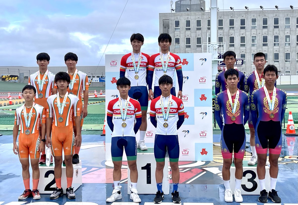 hs_cycling_jimu's tweet photo. 【R05インターハイ】チーム・パーシュート メダルセレモニー
第1位 千原台 （熊本県）
第2位 静岡北（静岡県）
第3位 興國　（大阪府） https://t.co/YhkM5rOby1