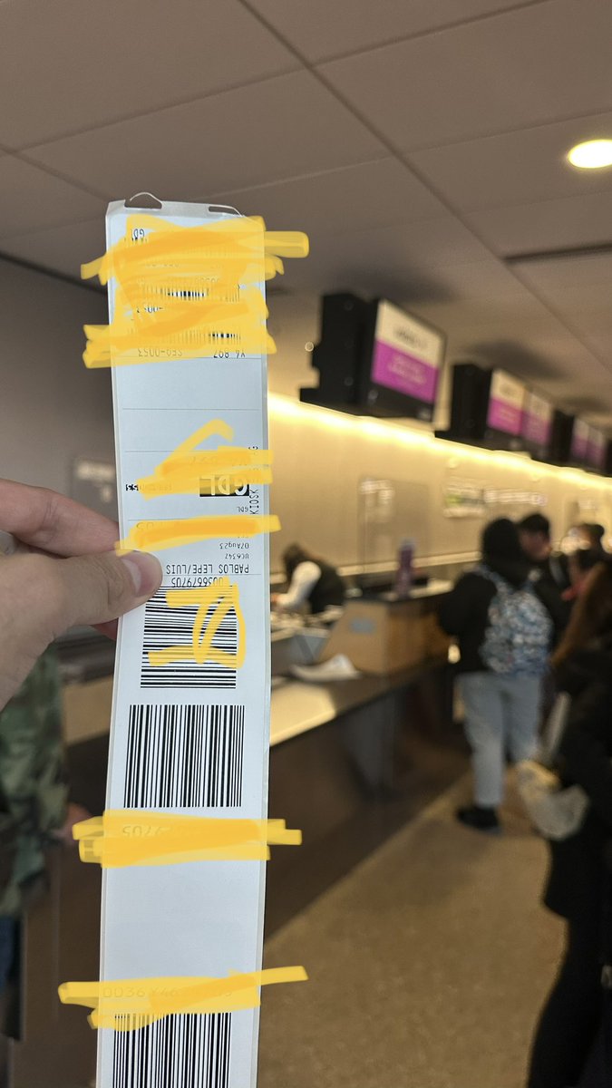 Luisgpablosl's tweet photo. @viajaVolaris yo no sé para qué ofrecen el servicio de bag drop si tú personal prepotente del aeropuerto de Seattle no está capacitado, de verdad que todos sus empleados odian su trabajo. https://t.co/F4dg7UoMJw