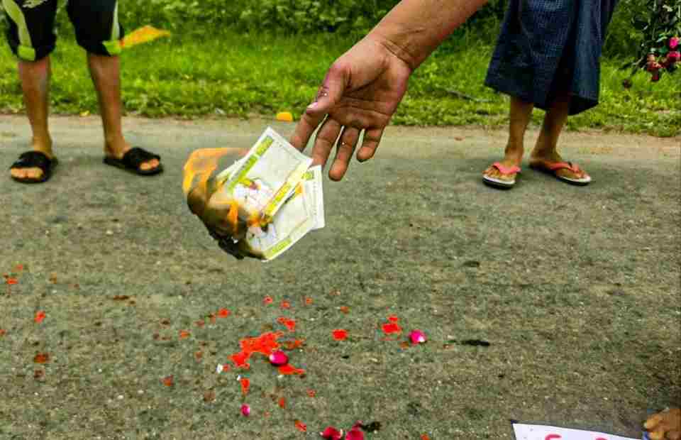 Khithitofficial's tweet photo. လက်ပံတောင်းတောင် သပိတ် အင်အားစုက စစ်ကောင်စီ ထုတ်ဝေသည့် ၂၀၀၀၀ တန်ငွေစက္ကူများကို မီးရှို့ပြီး ၈၈၈၈ ၃၅ နှစ်ပြည့် အထိမ်းအမှတ် အဖြစ် ဆန္ဒပြ
Read more->https://t.co/eMZZb9V2Bj https://t.co/UnhWbntyc1