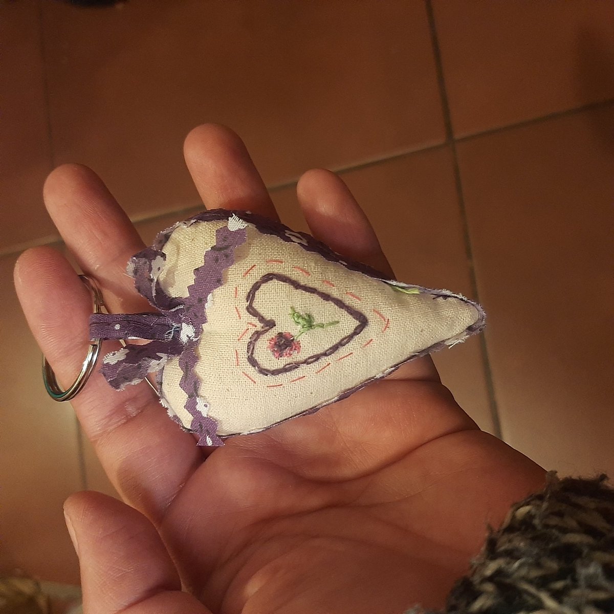 ManosyMonos's tweet photo. Ha salido otro llavero de corazón 💜🤩😍 https://t.co/py0AGmFzGp