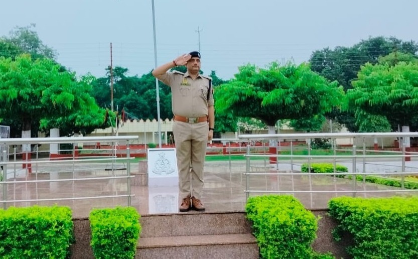 kushinagarpol's tweet image. #ADDLSP द्वारा पुलिस लाइन परेड ग्राउंड में साप्ताहिक मंगलवार परेड की सलामी ली गयी तथा परेड का निरीक्षण किया गया। निरीक्षण के पश्चात शारीरिक एवं मानसिक रूप से फिट रहने के लिए परेड को दौड़ लगवाई, इसके साथ ही बलवा ड्रिल का किया गया अभ्यास-
#UPPolice