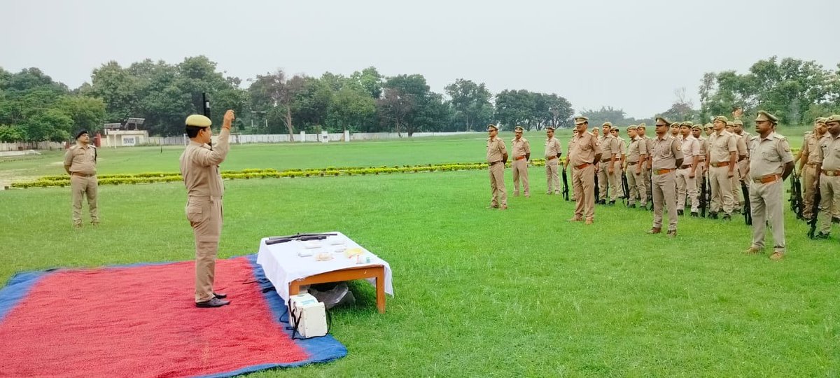 kushinagarpol's tweet image. #ADDLSP द्वारा पुलिस लाइन परेड ग्राउंड में साप्ताहिक मंगलवार परेड की सलामी ली गयी तथा परेड का निरीक्षण किया गया। निरीक्षण के पश्चात शारीरिक एवं मानसिक रूप से फिट रहने के लिए परेड को दौड़ लगवाई, इसके साथ ही बलवा ड्रिल का किया गया अभ्यास-
#UPPolice