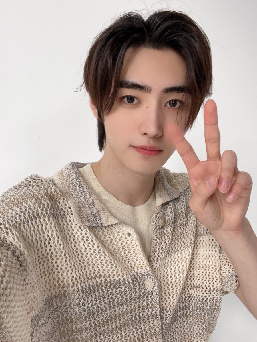 03

hello it's eze! not new to #kpoptwt and #stantwt, looking for interactive moots!

— he / him
— filo, '04 liner
— mainly for enha, svt , ateez and txt
— eng / tag
— any fandom is welcome!
— let's be moots!

♡ / ↻ are v appreciated , to be moots &amp; spread. tysm!