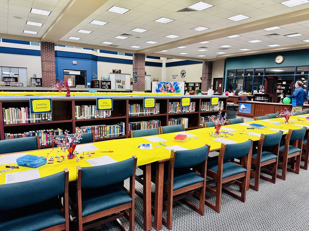 BerryMiller_JH's tweet photo. We welcomed our Big Bobcats back today! You better #Believe we are in for a great year. 💪🏻 With the power of positivity &amp; #TedLasso, Bobcat Country #SmellsLikePotential! ❤️💙🐾🏆 #WeAreMiller #BuildPearlandProud https://t.co/I0N6Nv0eMh