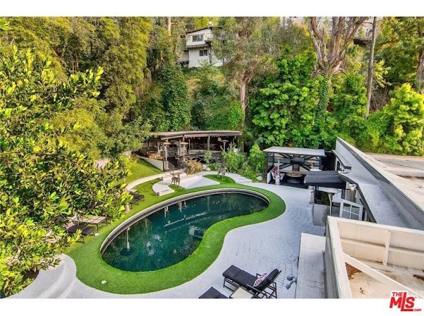 Sweet2savory's tweet photo. Hollywood Hills Long Term Lease Available.  5BR 4BA. Live in a piece of Hollywood History. #BritneySpears #vinniejones #hollywoodlease #hollywoodrealestate #hollywoodhills #mulhollanddr #georgiabell 

https://t.co/2QZcXZ18DH https://t.co/28TzK9EtgU