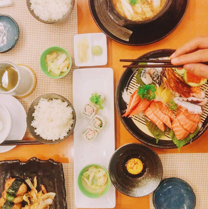 mia3333d's tweet photo. Dinner will not only be food, but also a time to enjoy yourself, to immerse yourself in deliciousness and remember forever.#hanoistreet #cheapfoodintown #hungrygirl #foodpornSan https://t.co/LUP7zDepds