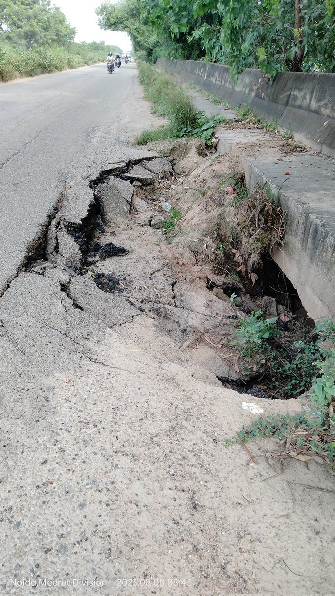 msaikat_14's tweet photo. @noida_authority @noidatraffic The stretch of Bandh Road between Supernova Roundabout and Raipur Khadar is in a perilious state Of caving in and is a disaster waiting to happen if not addressed immediately. Requesting kind attention. https://t.co/AWIE4FPvE5