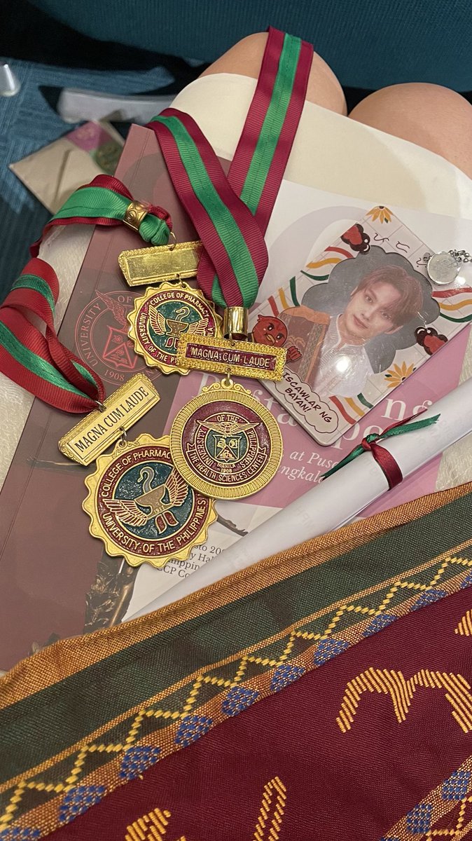 junfanyu_'s tweet photo. ur resident junfan just graduated from uni with honors ! ! ! [ i can now go back to screaming ]

this one’s for u user @/junhui_moon the loml my emotional support 🐈  

junpi fav motto ‘贵在坚持’ perseverance is precious personified 🥺💝 https://t.co/advmLtjSrZ