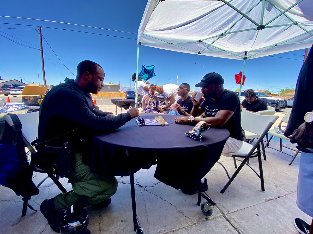 LVMPDBAC's tweet photo. It was a busy weekend full of events, but Bolden Officers Clapp & Johnson were there to spend quality time with our citizens & work on their chess skills while they were at it. Thank you for giving our Officers a refresher! โ๏ธ
#BoldenPride #BACBestAreaCommand #LVMPD https://t.co/l70scBmcZS