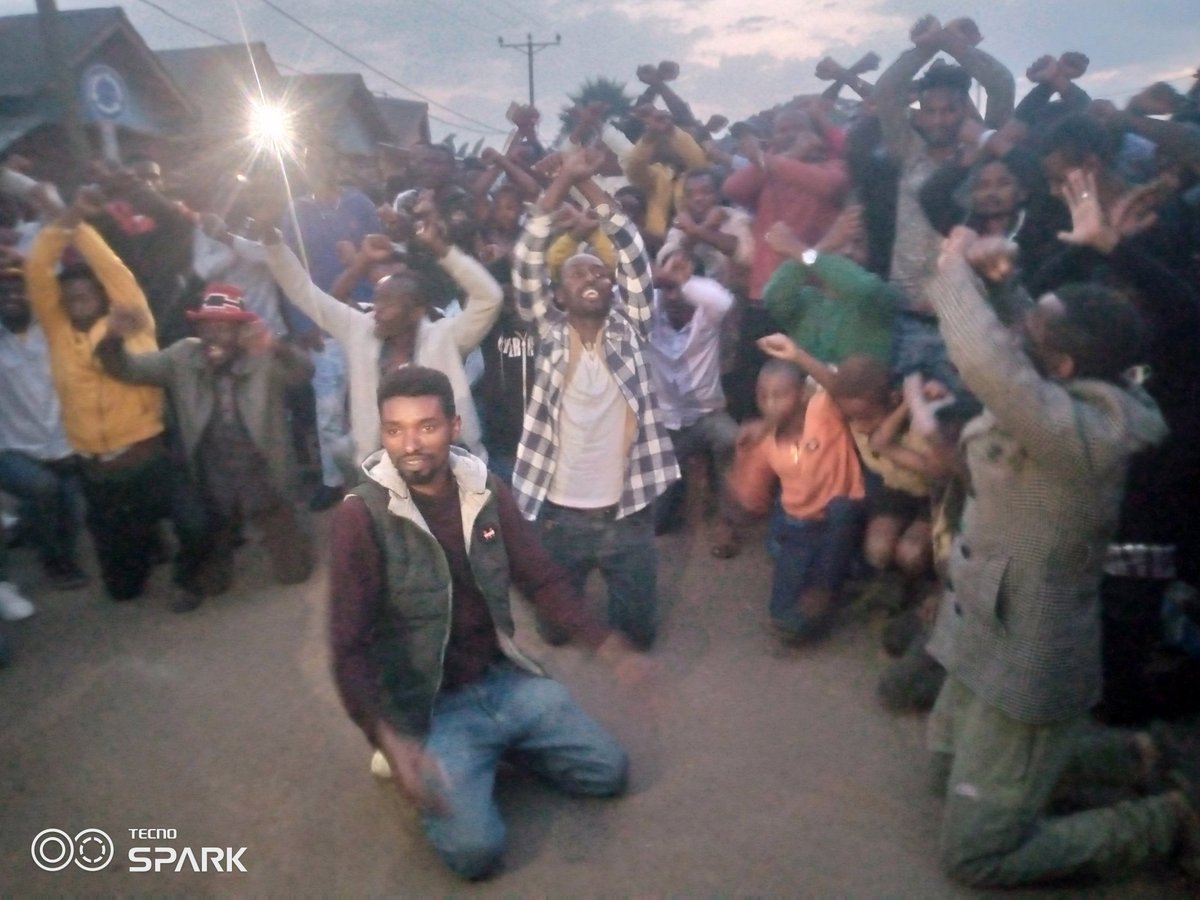 EAyfaro's tweet photo. አብኮ ስናገር ሙስናን እንደ ቀይ ምንጣፍ በቤታቸው አንጥፈው ምጠቀሙት አሉ እና እን ጠይቃቸው በህግ እያለ ኤራሱ ሙስናን እንደ ሱፊና እንደ ካራባት ተውቦ ይዞራል ቃሉን። ክዶ ገና እሱን ይክዳል የባቶቻችን የፈጠረው አሙላክ https://t.co/aMTavWKAW8