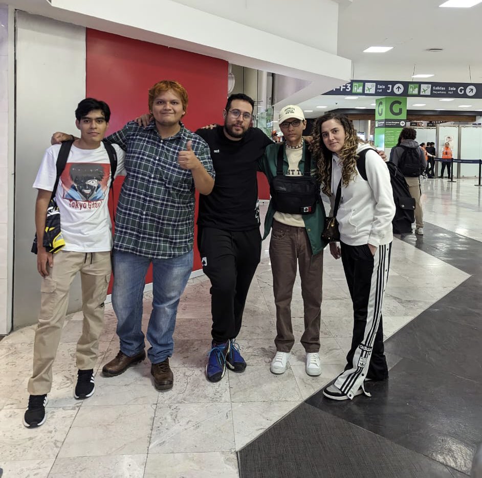 E7UNITE's tweet photo. YA SALE NUESTRO VUELO ✈️ 🇯🇵
@UniteLATAM
Estamos todos listos para dejar en alto LATAM 💛🖤
#GOE7 #PokemonWorlds #esports #PokemonUNITE https://t.co/oRoIYO6ks6
