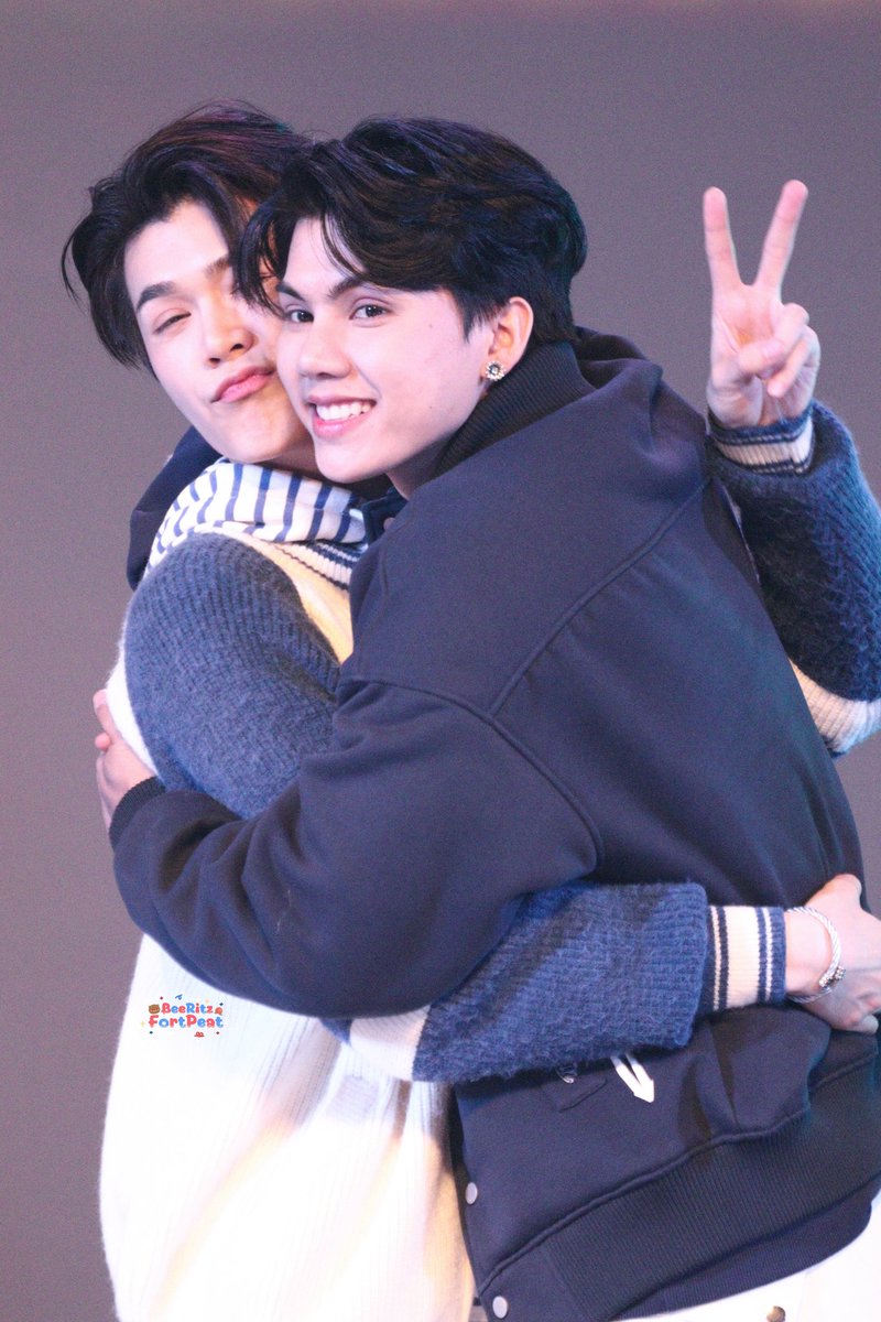 Beeritz_'s tweet photo. มีเด็กกอดพี่พีทไม่ยอมปล่อยเลย พี่ฟอร์ดคลั่งรักเบาๆหน่อยลูก 🤭💕

♡ @fort_fts @peatwasu ♡

#LoveinTheAirMeetKorat
#FortPeat #FortFTS #Peatwasu #ComeFortZon #CaptainPeat #BabyFeat https://t.co/g98GJhPm6h