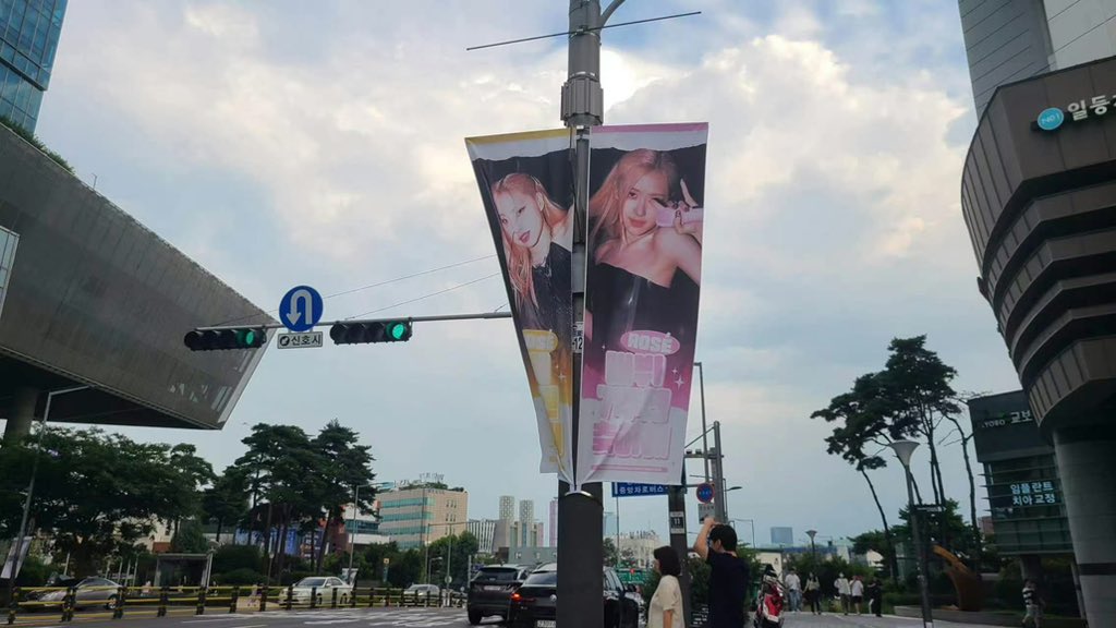 RoseChinabar's tweet photo. 𝙻𝚞𝚌𝚔𝚢𝟽 𝙻𝚞𝚌𝚔𝚢 𝙵𝚘𝚛é𝚟é𝚛
30 street flags near YG Entertainment 

⏱️ Time：2023.8.6-2023.8.8
🇰🇷Location：Hapjeong Subway Station to YG Entertainment

『@RoseChinabar &amp; @ROSE_FirstCN』

#ROSÉ ⁠⁠#BLACKPINK  #로제 #블랙핑크 https://t.co/xnTRV6tGDu