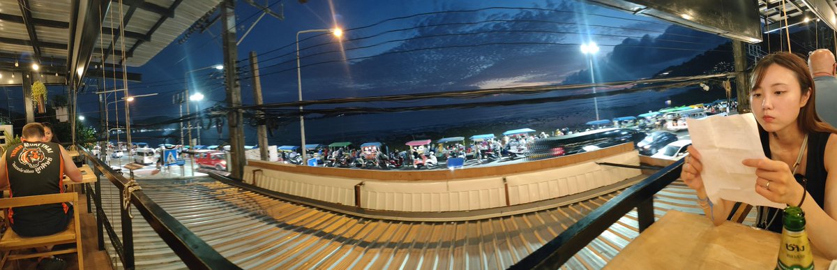 32yuio's tweet photo. 2日目はラチャ島コーラル島のツアー🥹エンジンオイルでやられたけどキレイだった🤤前はラチャ島にカフェがあったのになくなってた…🥲
夜ご飯はビーチ沿いのお店🏖️ランドリーも利用して部屋干し(笑)重すぎて帰りはトゥクトゥク乗った🛻
3日目のカオマンガイのお店は人気店で安くて美味しかった！ https://t.co/bomPTPNvLA