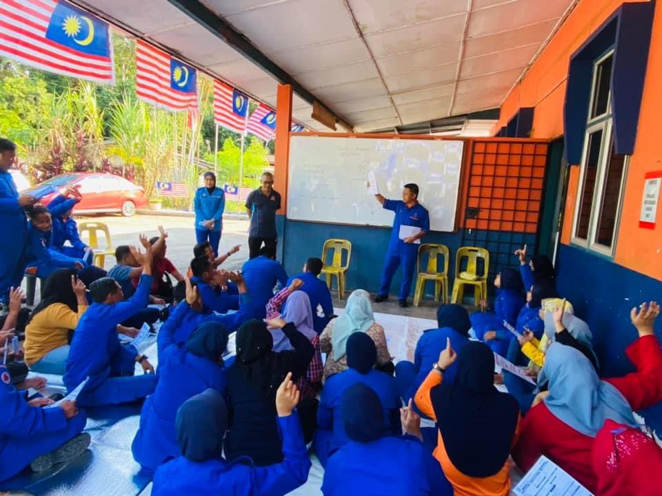 apm_pasir's tweet photo. #PROGRAM

08 OGOS 2023 (SELASA) | 
PERJUMPAAN PEGAWAI
ANGKATAN PERTAHANAN AWAM 
DAERAH PASIR MAS &amp; UNIT RANTAU PANJANG BERSAMA ANGGOTA PKOD 

APM Pasir Mas sentiasa mengambil cakna isu-isu semasa, berkenaan keselamatan semasa bertugas. https://t.co/VkZDN2oY4E