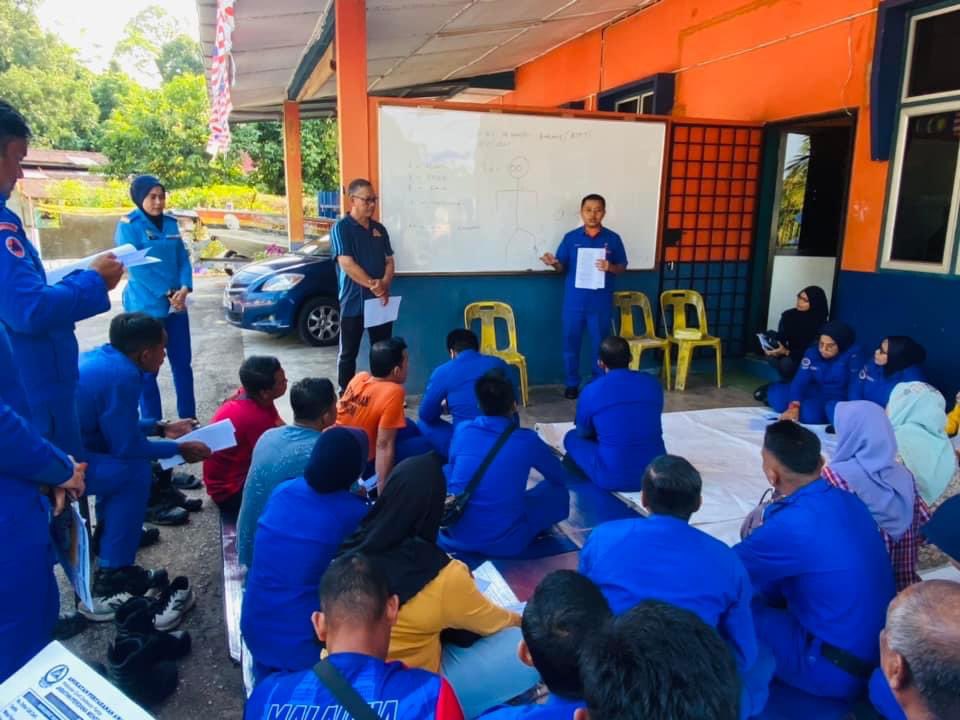 apm_pasir's tweet photo. #PROGRAM

08 OGOS 2023 (SELASA) | 
PERJUMPAAN PEGAWAI
ANGKATAN PERTAHANAN AWAM 
DAERAH PASIR MAS &amp; UNIT RANTAU PANJANG BERSAMA ANGGOTA PKOD 

APM Pasir Mas sentiasa mengambil cakna isu-isu semasa, berkenaan keselamatan semasa bertugas. https://t.co/VkZDN2oY4E