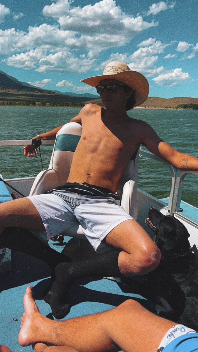 gatesfullmer33's tweet photo. Boats and hoes https://t.co/zRvc6dh4u8