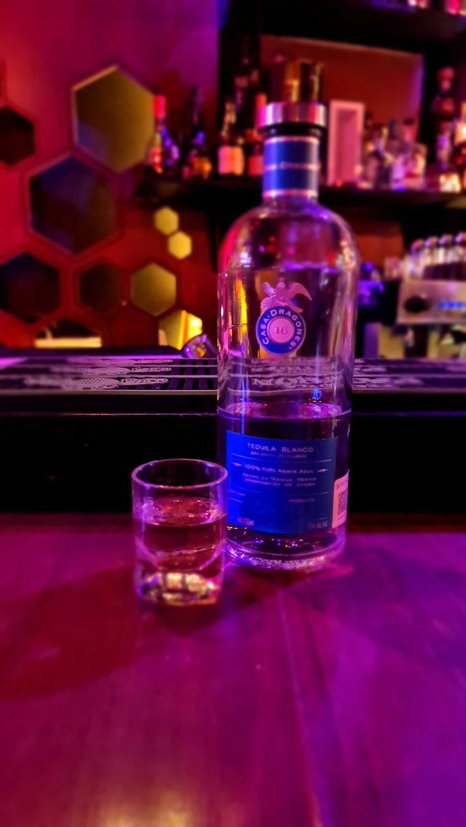 Acabo de probar un tequila Dragones.

Veredicto: AGUA bendita... glorificada. Pasado por tantos filtros como catfish de Instagram. Cero complejidad. Perfecto apantallapendejos para decir que beben tequila sin cruda.

1/10