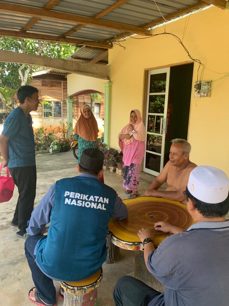 syburi's tweet photo. Bantu kempen PRN Kedah Dun Air Hitam. Semoga calon PN menang.

#PN
#prnkedah https://t.co/sIvFk5FJ3V