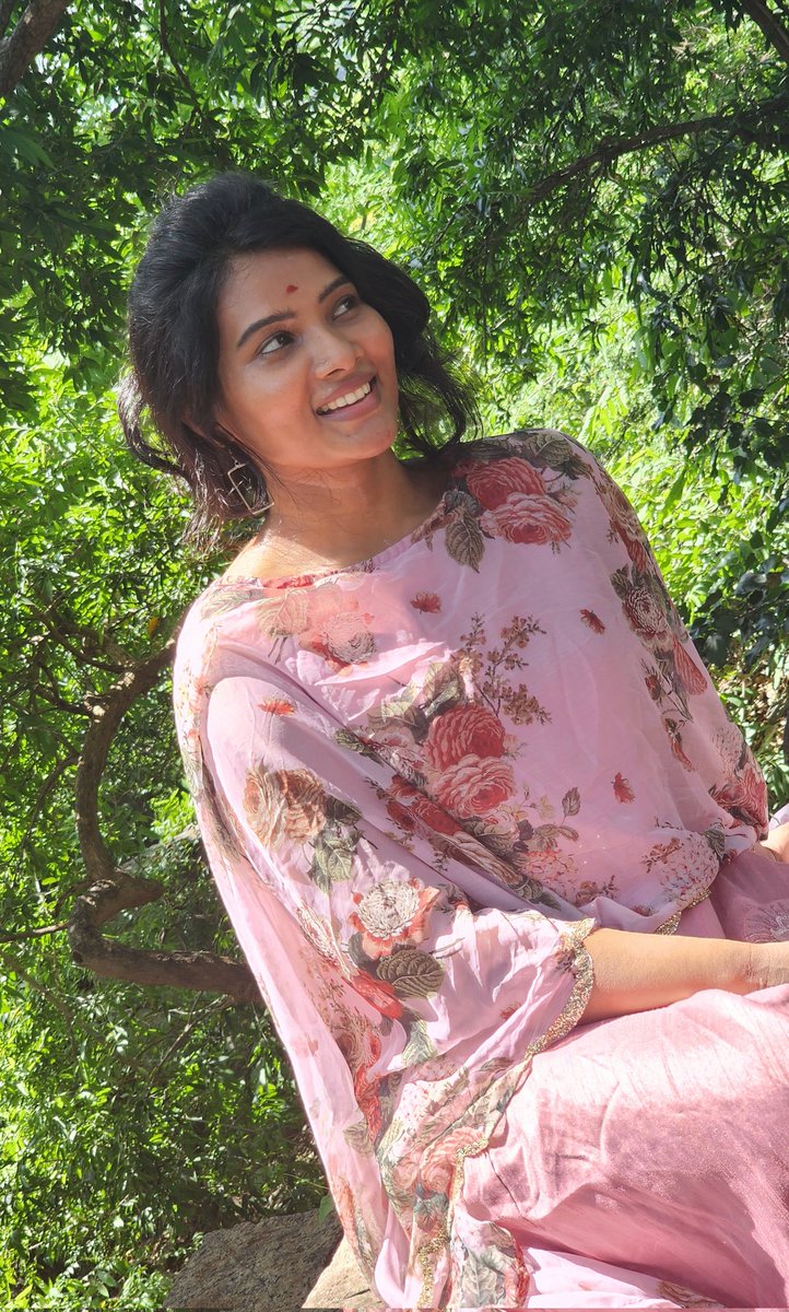 dhivya_dhurai's tweet photo. Happy Sunday❤ https://t.co/I9wNRpsU0r