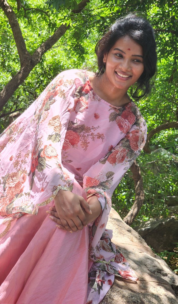dhivya_dhurai's tweet photo. Happy Sunday❤ https://t.co/I9wNRpsU0r