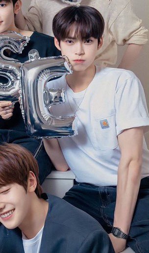 addicted4bbh's tweet photo. So apparently Hao is wearing Hanbin's t-shirt underneath his hoodie 👀 https://t.co/QkPLP0ylu7