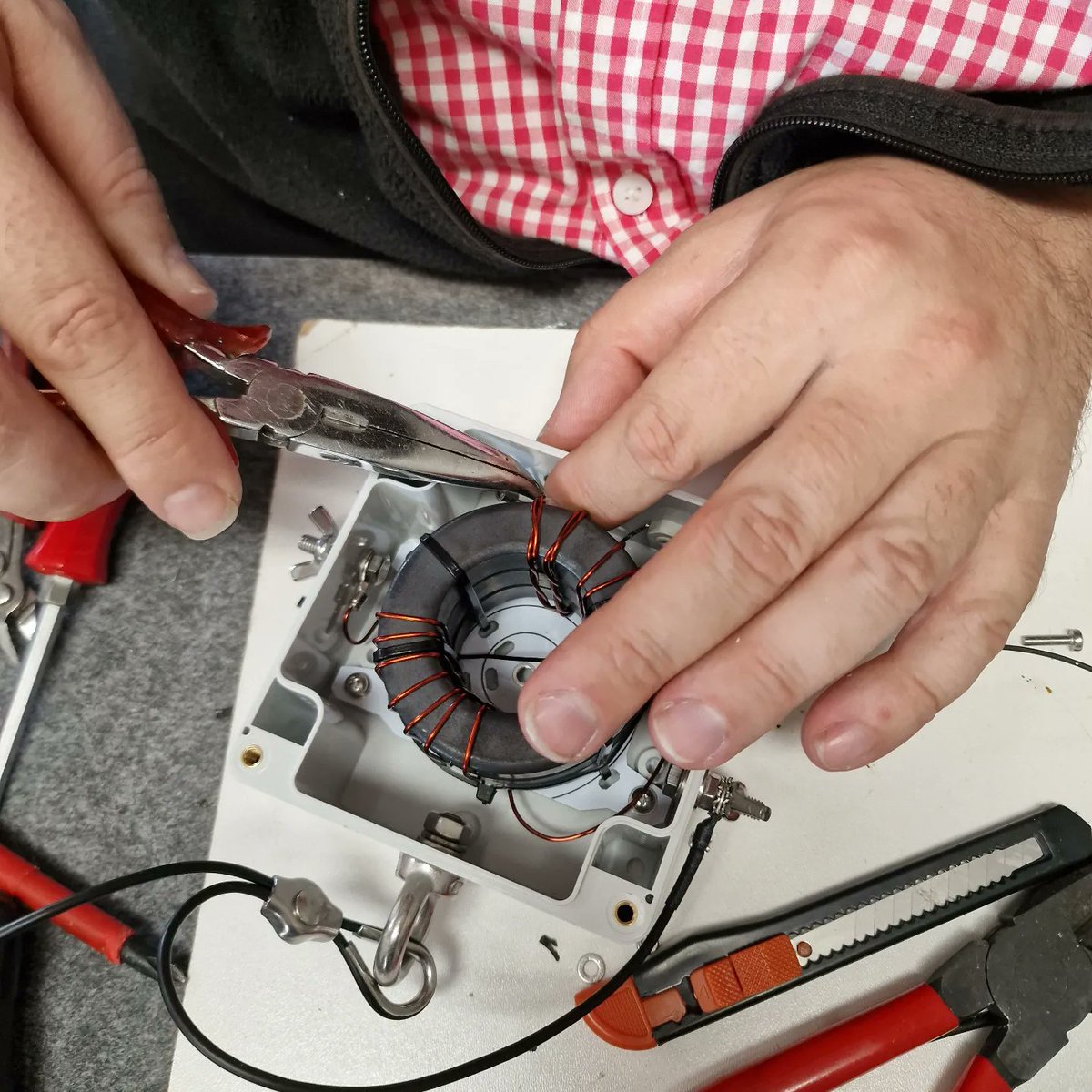 Bonito_RadioCom's tweet photo. John is finishing the 1KW End Fed antennas. Now the antennas are measured, tested and ready for sale in our online shop at:
https://t.co/8uam3lx8g0 

#endfedantenna #endfedhalfwave #endfed #efhwantenna #efhw #multibandantennas #antenamultibanda #hf #hfantenna #hamradioantennas https://t.co/jpHT3X6Xoa