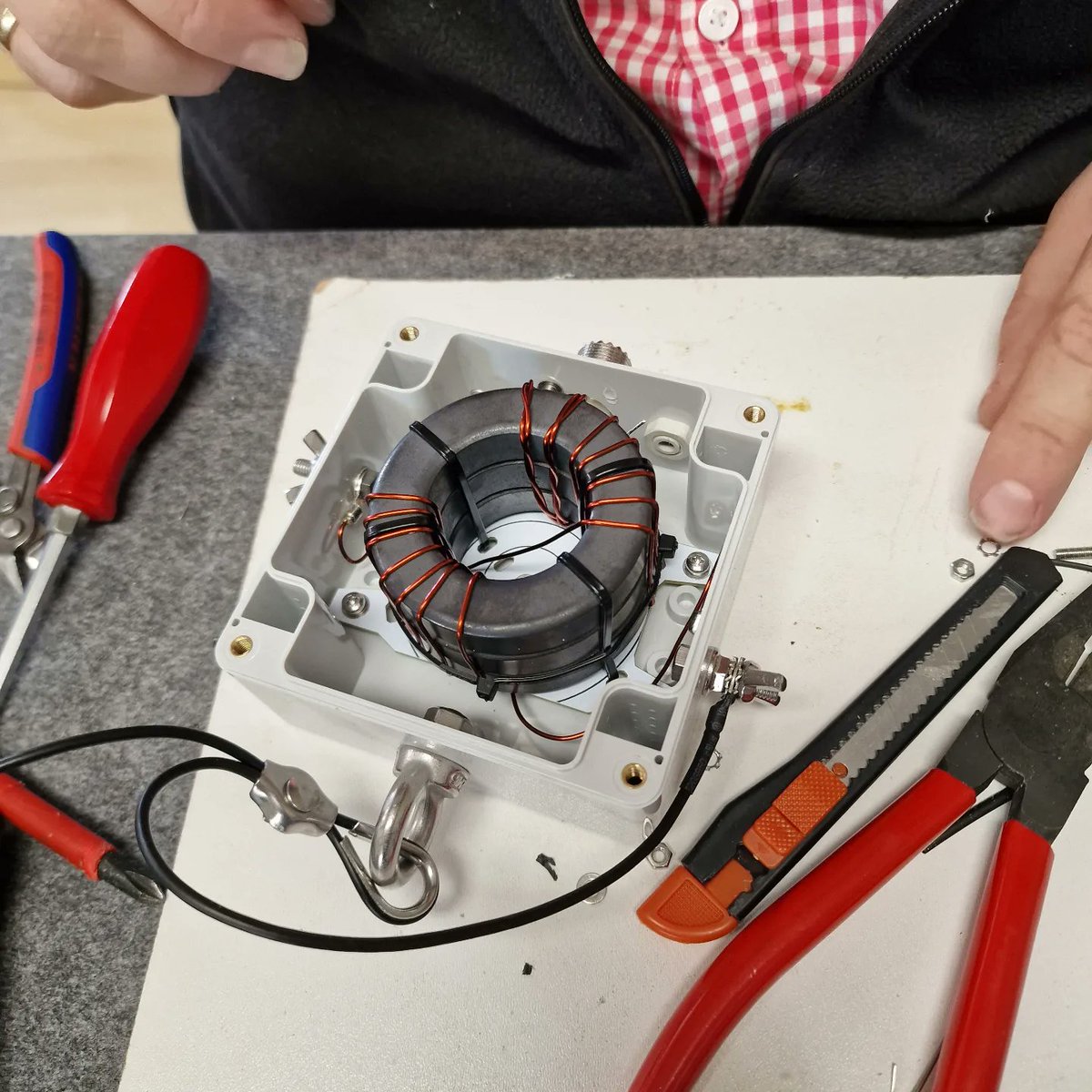 Bonito_RadioCom's tweet photo. John is finishing the 1KW End Fed antennas. Now the antennas are measured, tested and ready for sale in our online shop at:
https://t.co/8uam3lx8g0 

#endfedantenna #endfedhalfwave #endfed #efhwantenna #efhw #multibandantennas #antenamultibanda #hf #hfantenna #hamradioantennas https://t.co/jpHT3X6Xoa