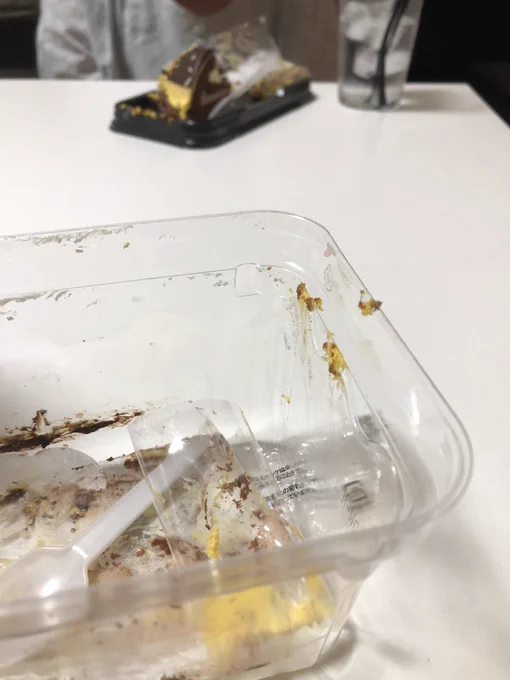 誕生日ケーキ頂きながらお話してるなう