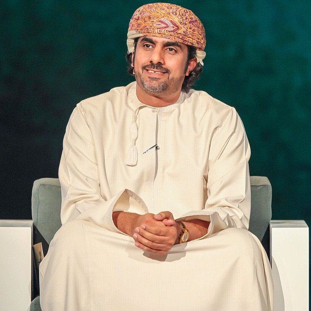 ALMOOOOT7's tweet photo. #الذكرى_الثامنه_حمد_الخروصي
#حمد_الخروصي
 الحياة اللي غدت عالم رصيف 
وصار مالي حُلم غير اتسكعه 
مثل ما روحنت جرحي يا رغيف 
كلّما ضاق الجسد قلت: السعة
 المهم أبقى مثل ما انا نظيف 
ما أمر الشارع الا أقطعه 
في الحياة اصير مسودة رصيف 
لا قناعة في حياة الأقنعة https://t.co/lq8y1Yv53n