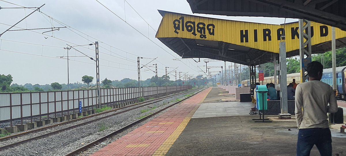 apratimsai9's tweet image. Few Unique Observation @ #Hirakud This Morning:

1. Well-Laid Crossing Across Tracks!
Can be Emulated at Other Stations

2. Twin #VSKP #WAG9 with Only Front Panto Raised in Leading Loco!

@DRMSambalpur
@DRMKhurdaRoad @DRMWaltairECoR 

@EastCoastRail 
@OdishaRail