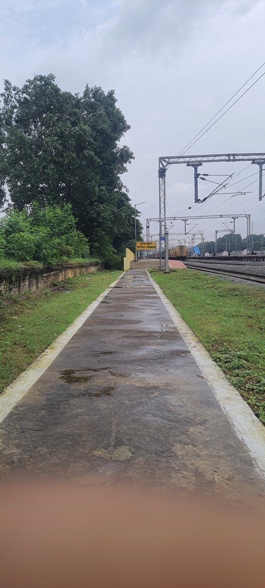 apratimsai9's tweet image. Few Unique Observation @ #Hirakud This Morning:

1. Well-Laid Crossing Across Tracks!
Can be Emulated at Other Stations

2. Twin #VSKP #WAG9 with Only Front Panto Raised in Leading Loco!

@DRMSambalpur
@DRMKhurdaRoad @DRMWaltairECoR 

@EastCoastRail 
@OdishaRail