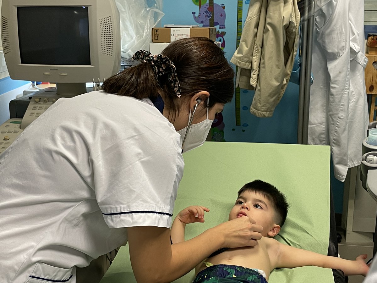 Il piccolo paziente guarda curioso mentre la dottoressa ascolta il suo cuoricino ♥️ la visita è iniziata 👩‍⚕️

#AouCaSiCuraDiTe
#AouCa #labuonasanità #labuonacomunicazione #PoliclinicoDuilioCasula
