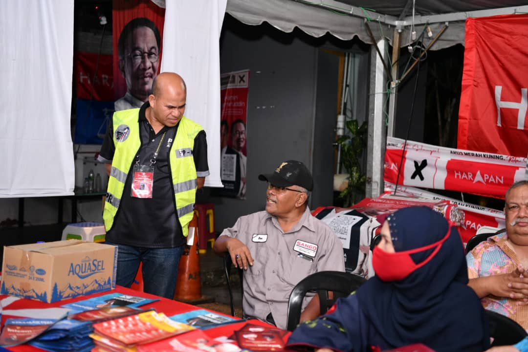 mp_ampangjaya's tweet image. Turut serta En. Khairilazhar bin Ismail, Pen. Pegawai Pengurus (ARO) N.19 Bukit Antarabangsa bersama Pasukan Penguatkuasa Kempen Pilihan Raya SPR, PDRM dan wakil Pihak Berkuasa Tempatan.

#SPR15 #N19