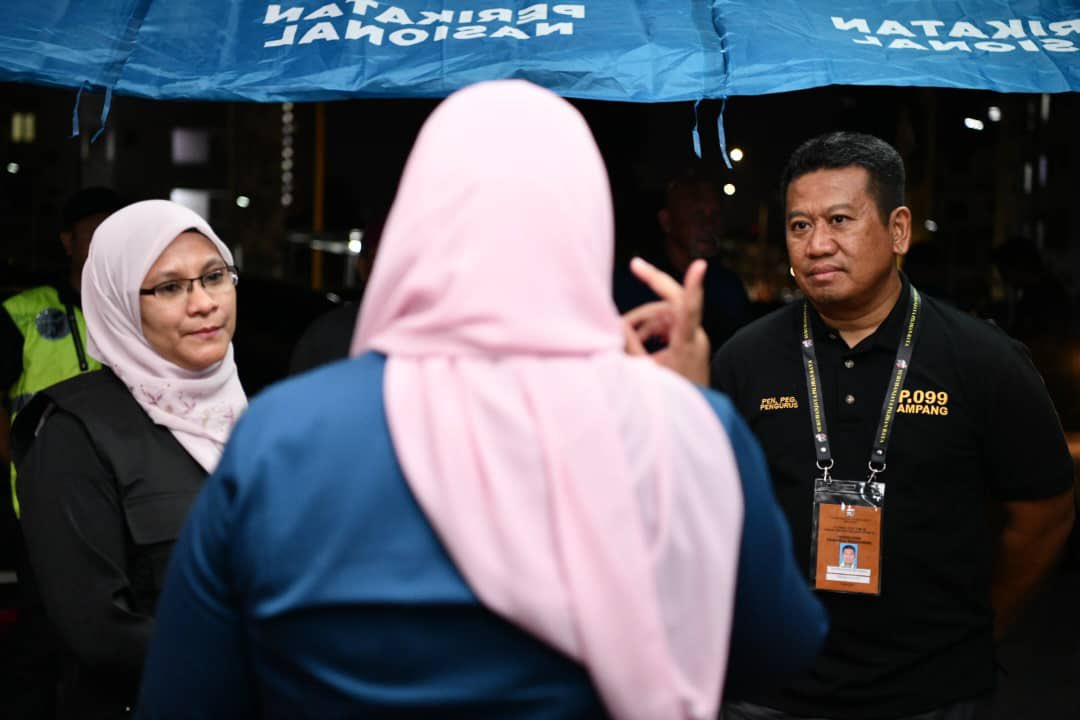 mp_ampangjaya's tweet image. Turut serta En. Khairilazhar bin Ismail, Pen. Pegawai Pengurus (ARO) N.19 Bukit Antarabangsa bersama Pasukan Penguatkuasa Kempen Pilihan Raya SPR, PDRM dan wakil Pihak Berkuasa Tempatan.

#SPR15 #N19