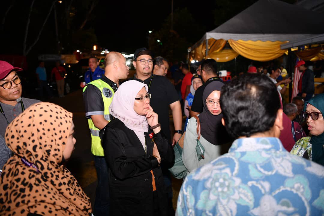 mp_ampangjaya's tweet image. 5 Ogos 2023 (8.00 malam)  ~ Dr. Ani binti Ahmad, Pegawai Pengurus (RO) N.19 Bukit Antarabangsa membuat pemantauan kempen pilihan raya di beberapa kawasan termasuk Bukit Antarabangsa dan Ukay Perdana.
.

#SPR15 #N19