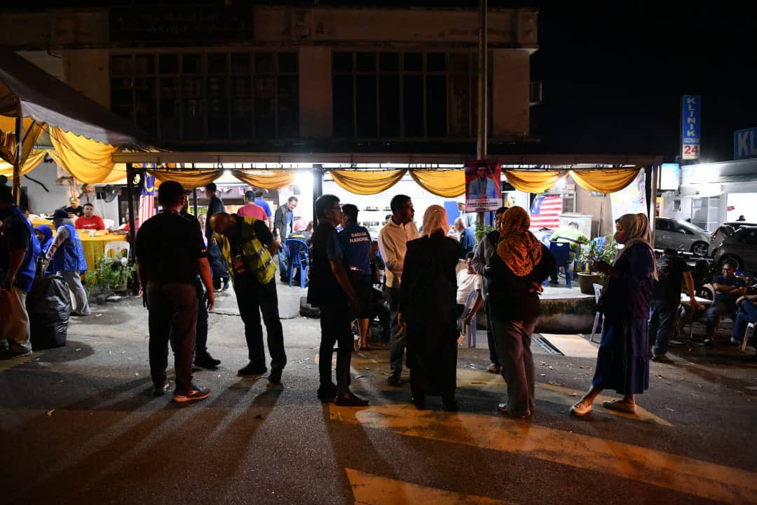 mp_ampangjaya's tweet image. 5 Ogos 2023 (8.00 malam)  ~ Dr. Ani binti Ahmad, Pegawai Pengurus (RO) N.19 Bukit Antarabangsa membuat pemantauan kempen pilihan raya di beberapa kawasan termasuk Bukit Antarabangsa dan Ukay Perdana.
.

#SPR15 #N19