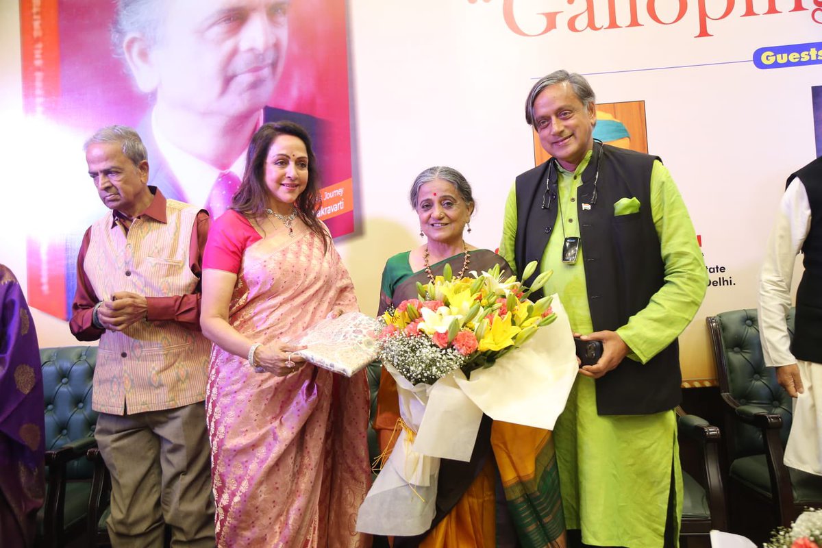 bhawanasomaaya's tweet photo. Every book release is different. It is the city and people that add fragrance. This was my first at #ConstitutionHall #Delhi but not my first Foreword for a debut author.
Written for 8 year-old n now for #RKChakravarti, 80-year young .#GallopingDecades is journey of an Indian. https://t.co/yWKVKe6Utn