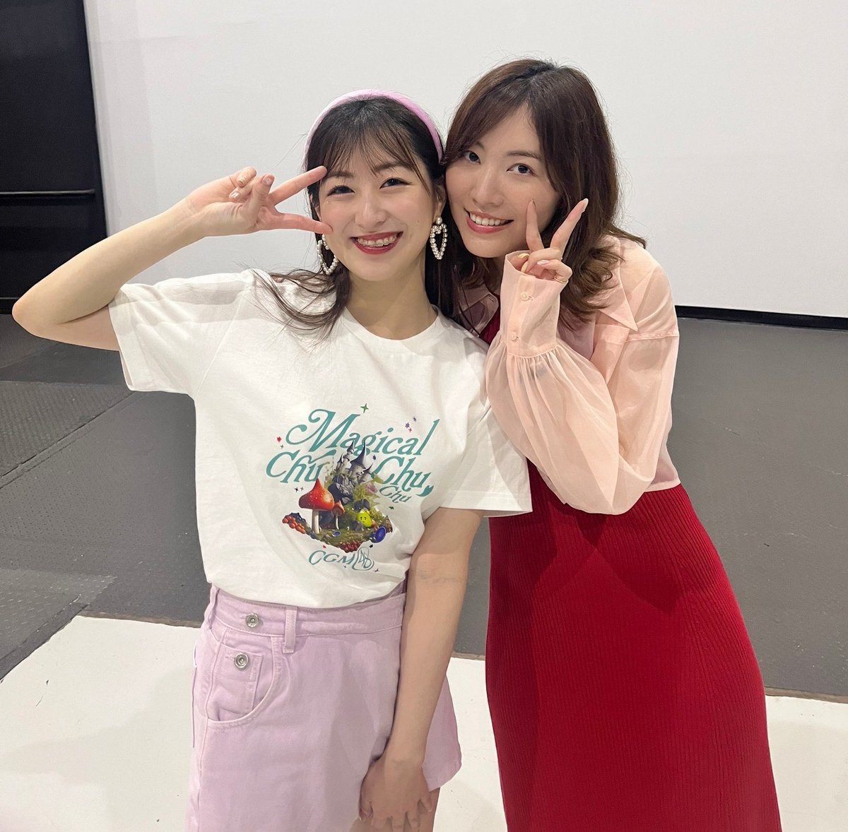 JURINA38G's tweet photo. タイのチェンマイで活動している #CGM48 の初めてのコンサートにお邪魔しました☺️
テーマがサプライズだったので、
いずりなとお話してメンバーとファンの皆さんにサプライズしてきました‼️
インスタライブやオンラインでダンスを練習したり交流があったのでずっと会いたかっ��んです❤️ありがと〜う🙏 https://t.co/Ql8sIXr0OI