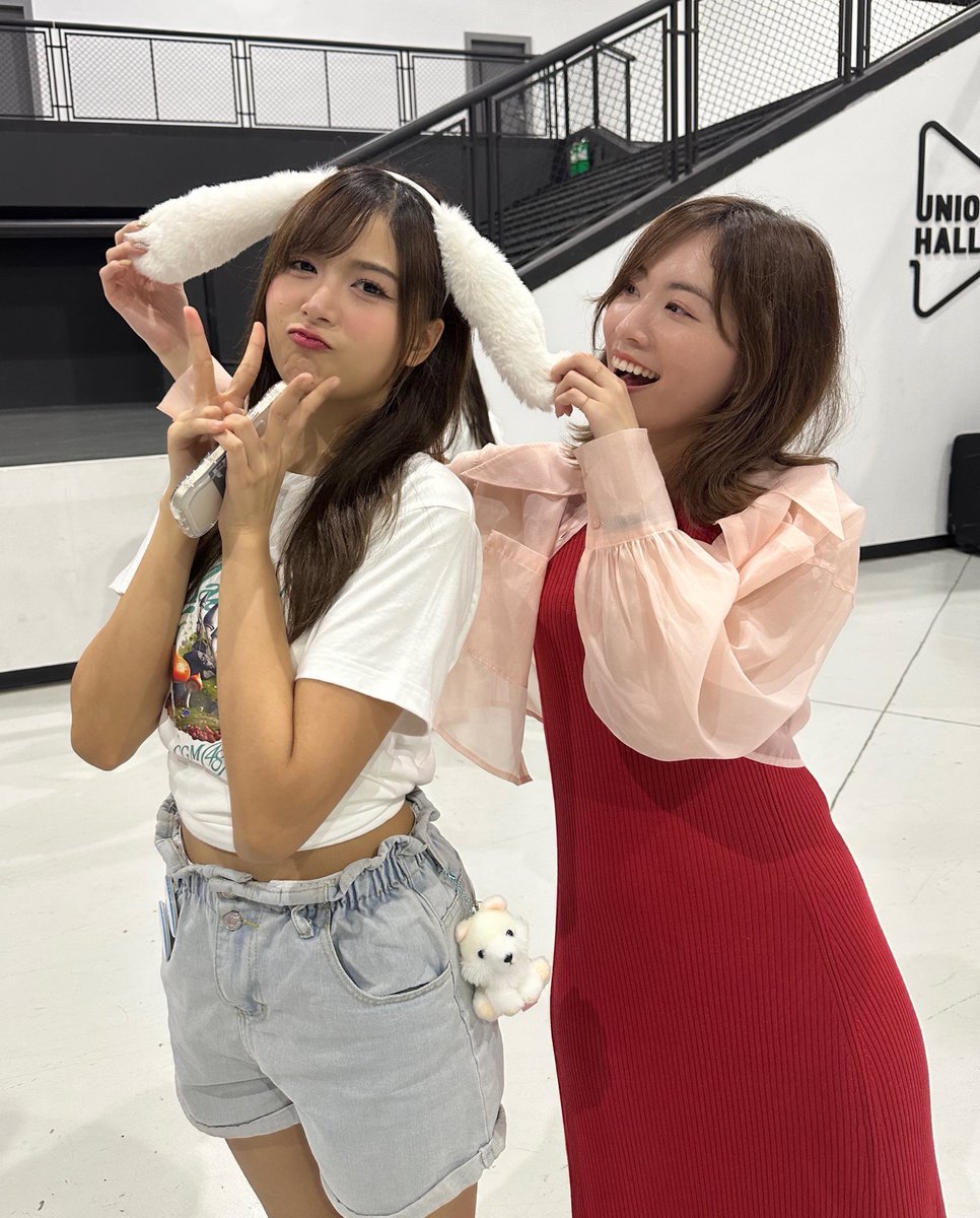 JURINA38G's tweet photo. タイのチェンマイで活動している #CGM48 の初めてのコンサートにお邪魔しました☺️
テーマがサプライズだったので、
いずりなとお話してメンバーとファンの皆さんにサプライズしてきました‼️
インスタライブやオンラインでダンスを練習したり交流があったのでずっと会いたかっ��んです❤️ありがと〜う🙏 https://t.co/Ql8sIXr0OI