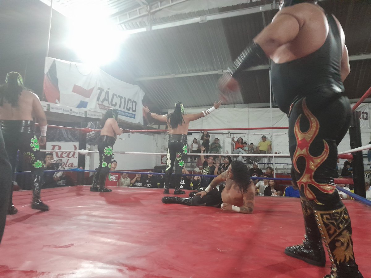 mas_lucha's tweet image. #NGLL #ArenaGDL : Makabre traiciona a Rayman y  El Gallo para que La Pandemia (Pandemonium, Gran Pandemonium y Pandemonoium Jr.) se pudiera llevar el triunfo