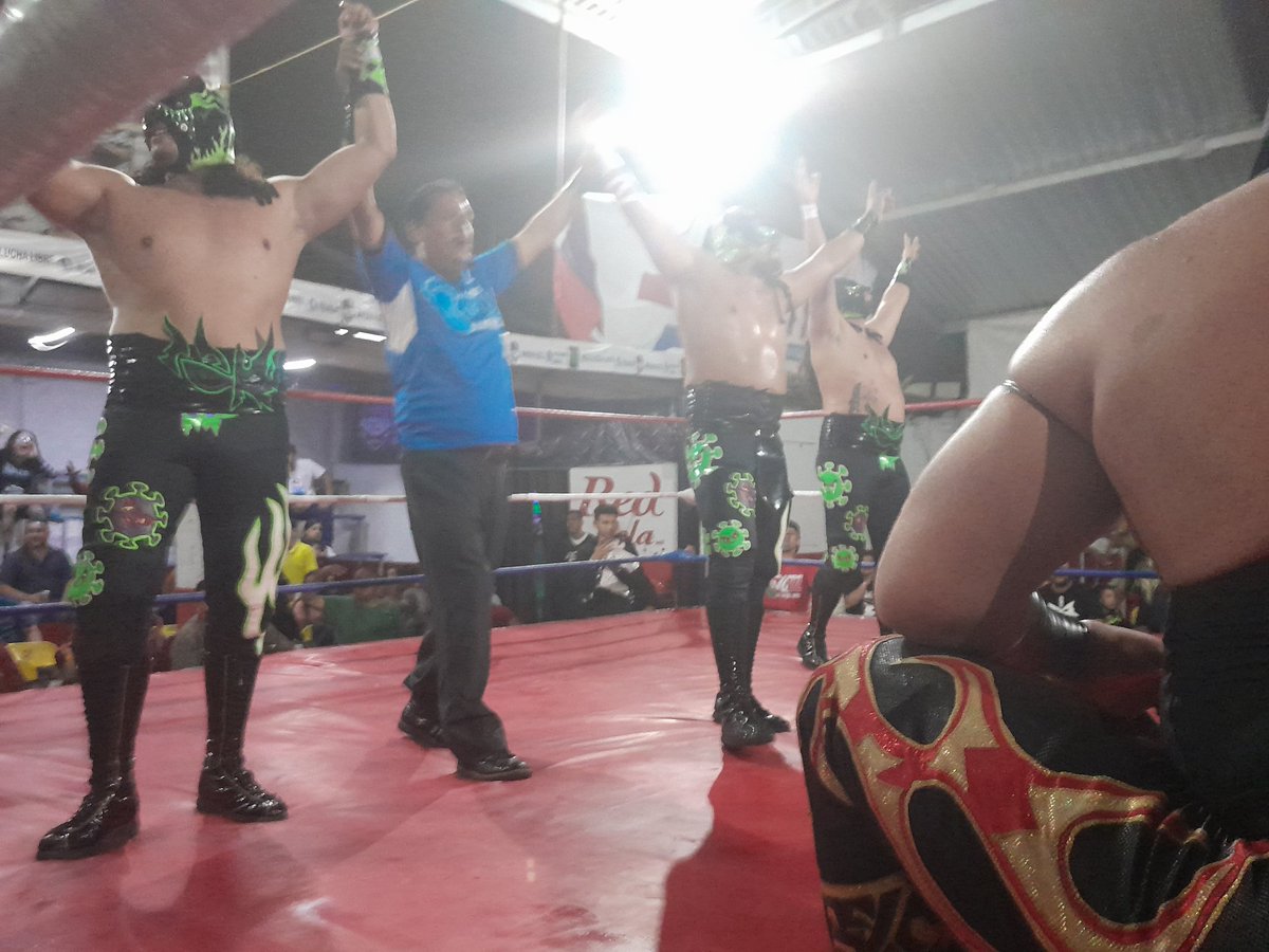 mas_lucha's tweet image. #NGLL #ArenaGDL : Makabre traiciona a Rayman y  El Gallo para que La Pandemia (Pandemonium, Gran Pandemonium y Pandemonoium Jr.) se pudiera llevar el triunfo