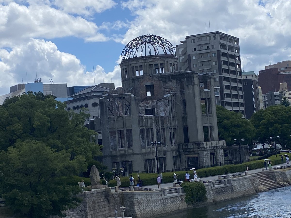 az211122ms's tweet photo. 今年の8月6日は日曜日だったので家族で平和公園へ。
5歳と2歳の子供達も一緒にお祈りしました。 https://t.co/xrXhdUfXEM