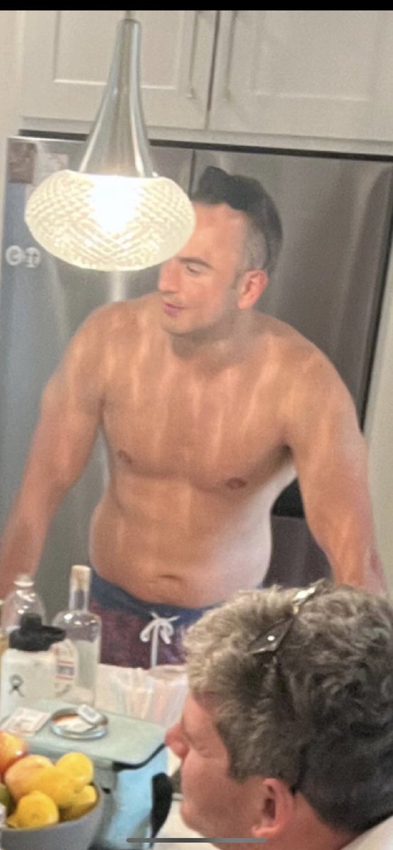 FatOrJacked's tweet photo. Is this Dude fat or Jacked? https://t.co/CC1CnZM95H