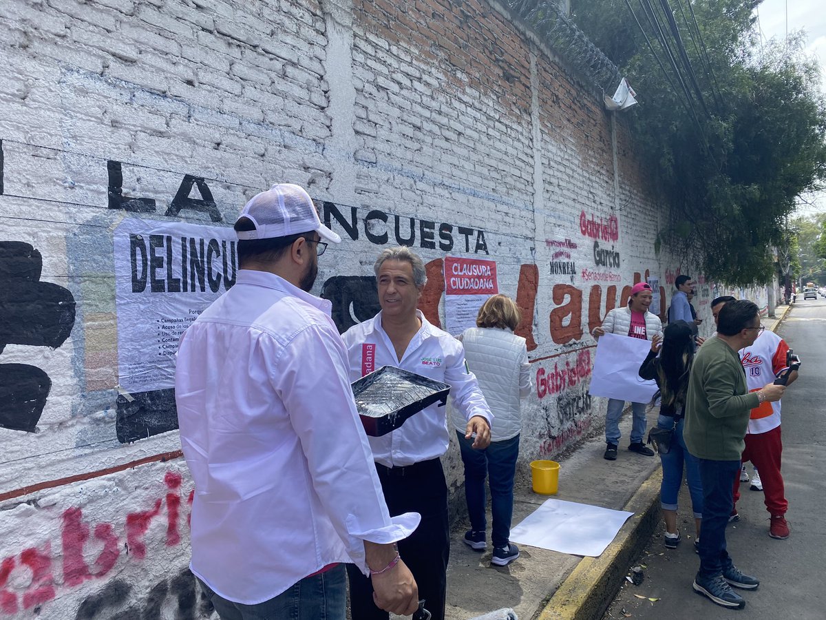 ValientaMx's tweet photo. —Aún tenemos el derecho de hacer lo que debemos🪧 #Denuncia no normalicemos lo que es #ilegal 👉La #ilegalidad es una #amenaza, afecta la #convivencia y la #paz 🛑 “Leyes hay, lo que falta es #justicia”#ClausuraCiudadana @INEMexico #México🇲🇽 #METACiudadana✅ @FCN_mx https://t.co/BCQV1TvyrI
