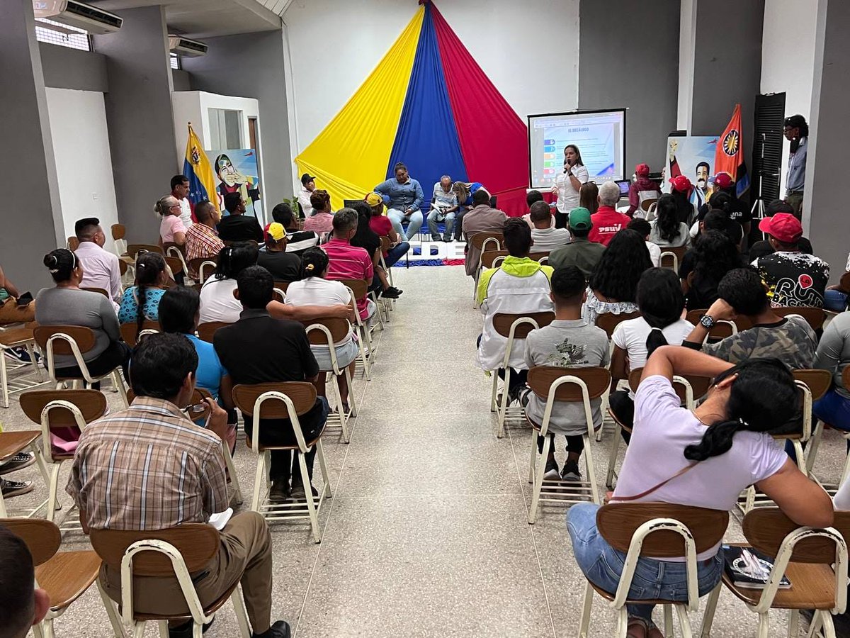 gabycomunas's tweet photo. ¡La formación es clave! #Hoy sostuvimos un encuentro formativo en materia legislativa en la Universidad Deportiva del Sur, edo. Cojedes. Estuvieron presentes Diputadxs, Legisladorxs, Concejales y Parlamentarixs Comunales. ¡B256 activa! ¡Excelente jornada! https://t.co/4vuRtViCcB